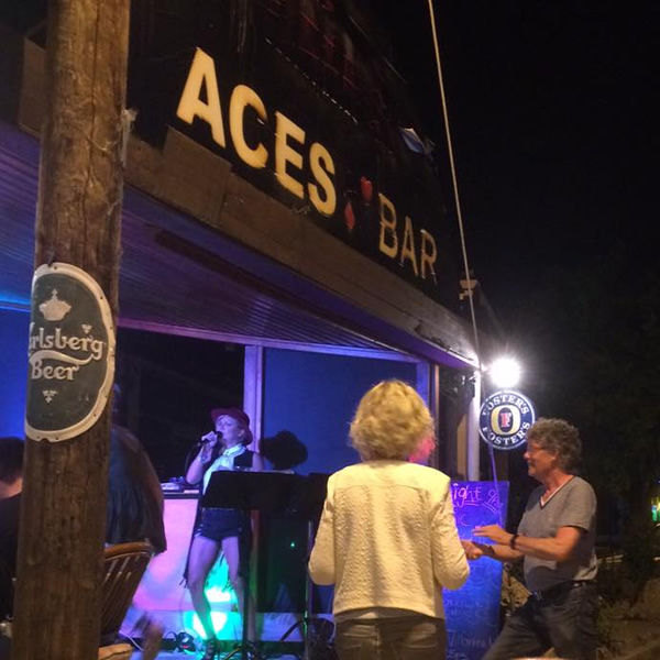 aces_bar_at_night_600x