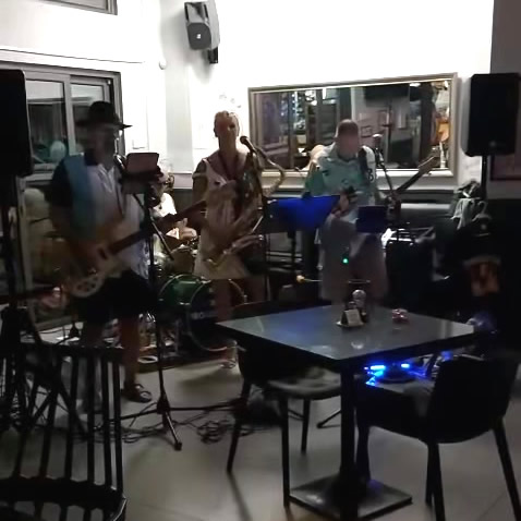 band_playing_meeting_pub_600x