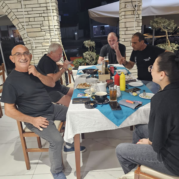 BOTTLEBANK_TEAM_AT_PETSAS_RESTAURANT_600X