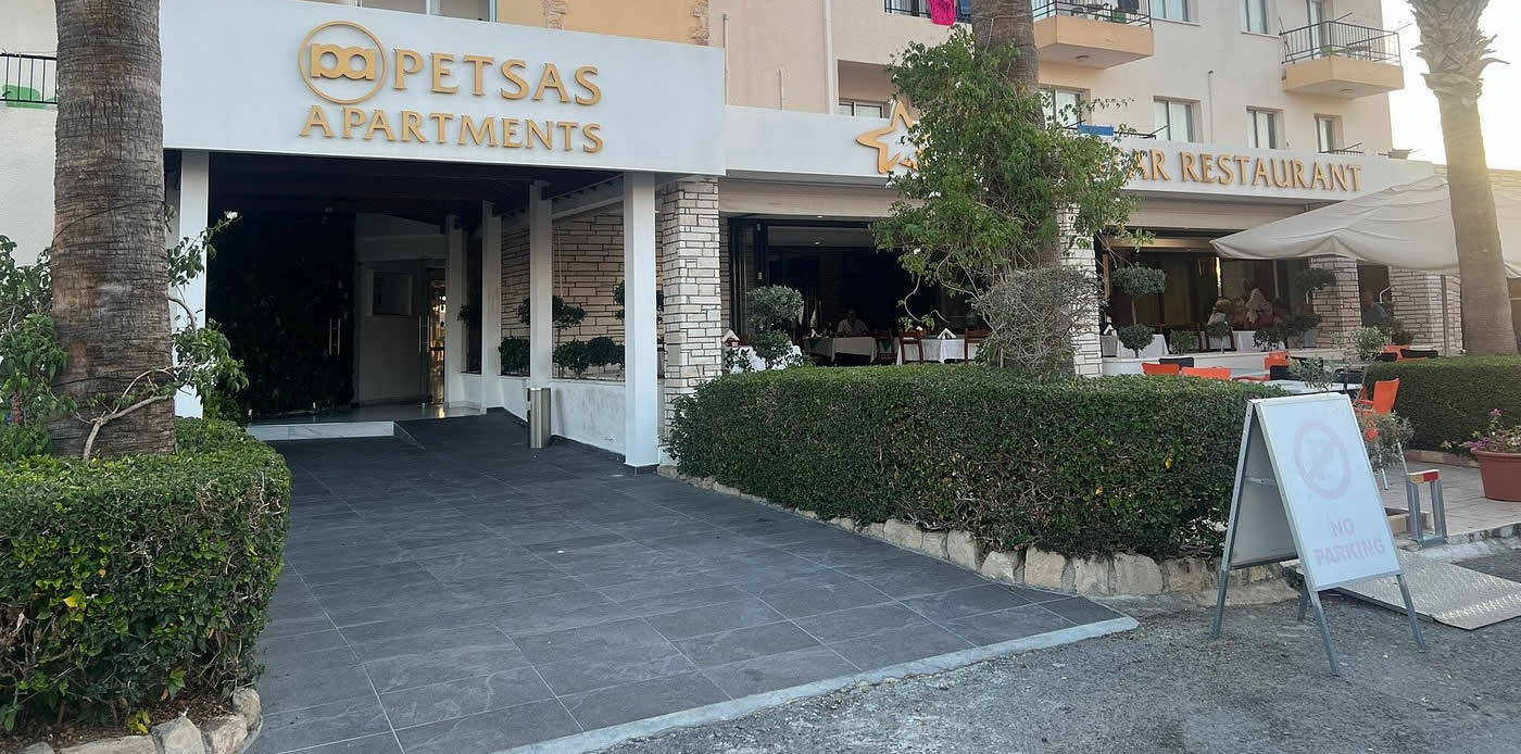 Patsas Apartments & Coral Star Restaurant in Coral Bay